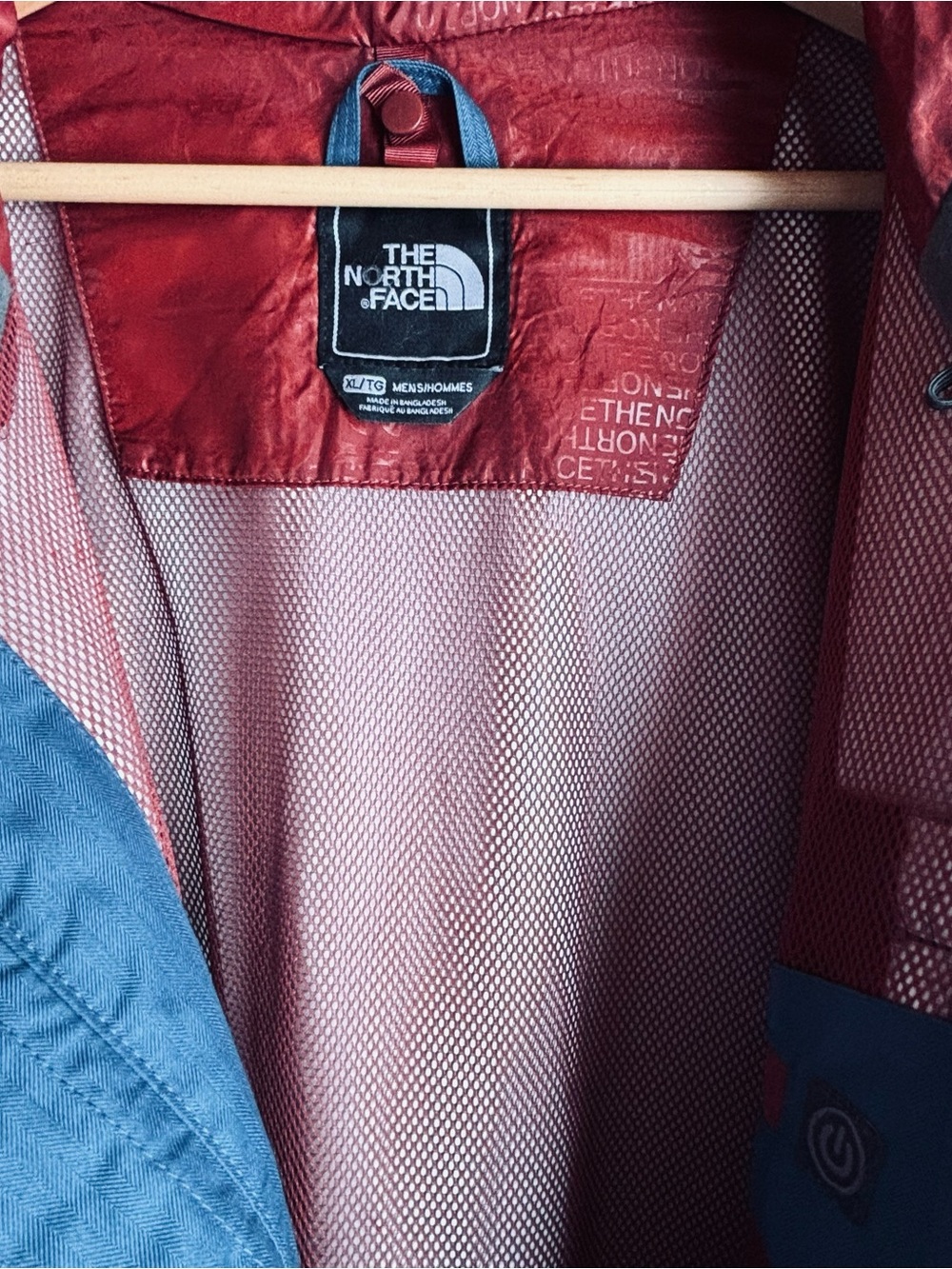 The North Face Men’s Blue HYVENT Hooded Raincoat & Red Zipper Accent Size XL - Picture 6 of 13